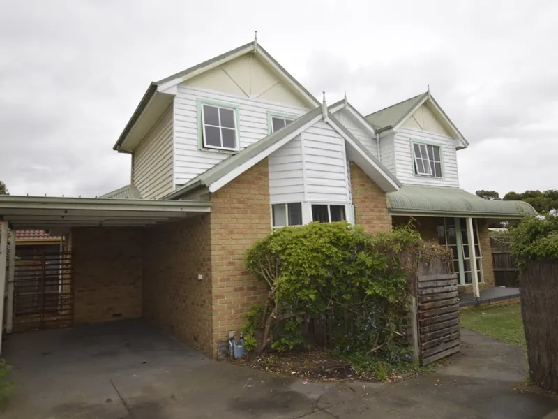 STUNNING DOUBLE STOREY TOWNHOUSE!