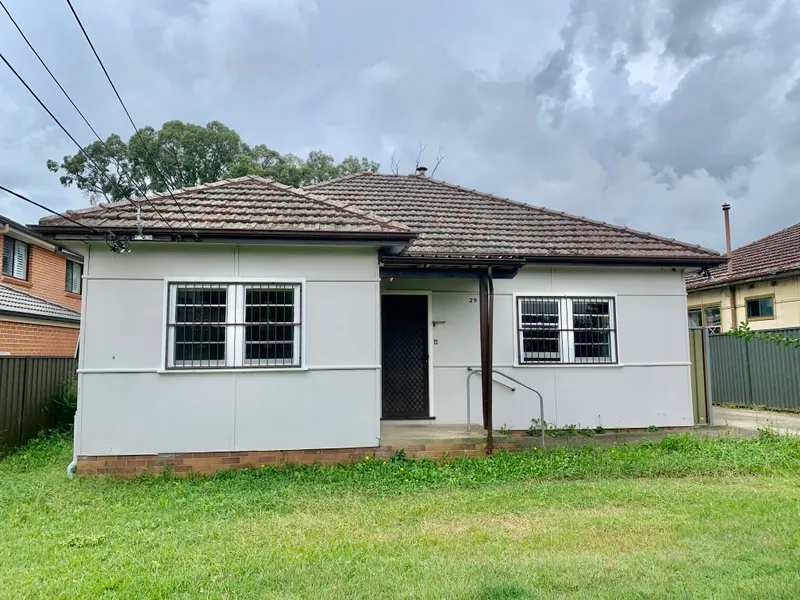 WALK TO SHOPS & PRIMARY SCHOOL 