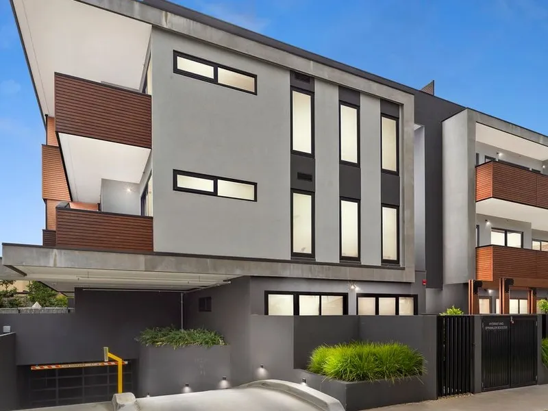 A LUXURIOUS TOP FLOOR APARTMENT IN A STUNNING LOCATION