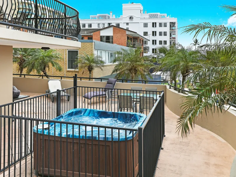 JUST STEPS AWAY FROM MOOLOOLABA BEACH!