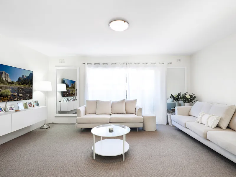 Beachside Pad With Parking, Superb Location 100m To The Sand And Surf