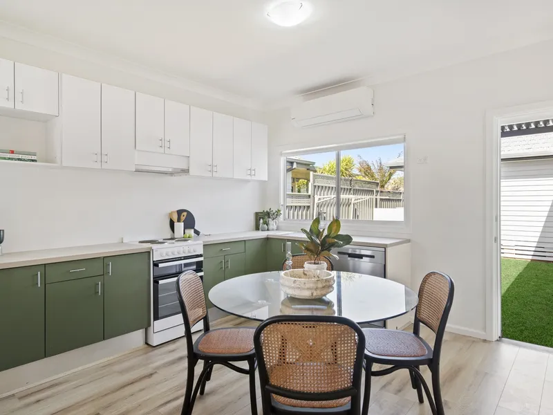 Bright and Airy Contemporary Living - close to the beach