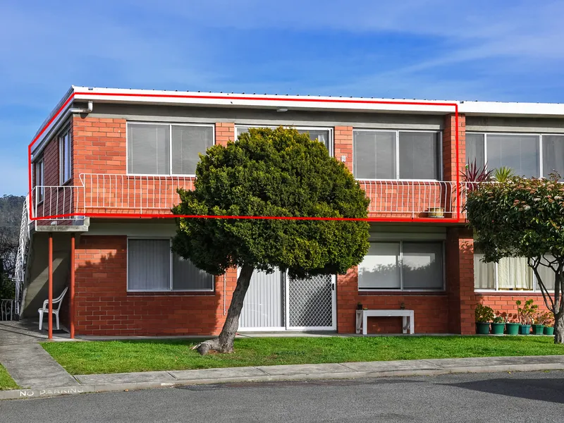 Top Floor Sandy Bay Apartment