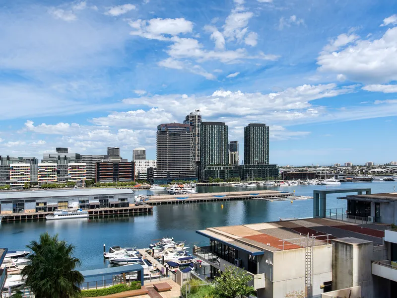 Fully Furnished with Spectacular Views in the Heart of Docklands!