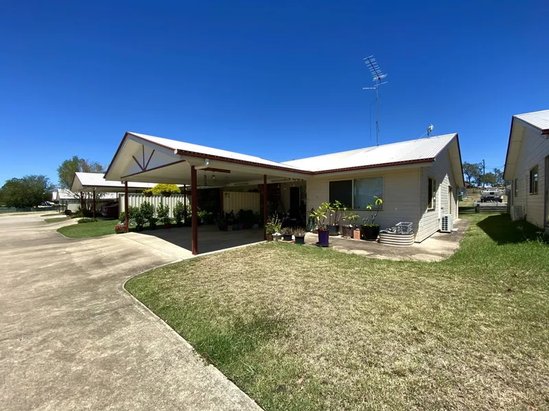 Low maintenance living with easy walk to town centre!