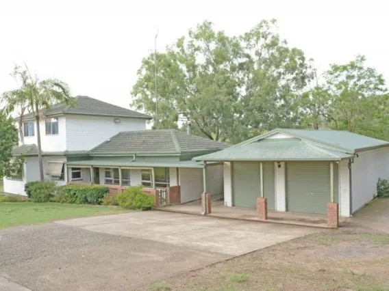 Rare find! Big 4 bed + study/2 bath room House, separate Pergolas & 2 car covered port on fenced Acreage.