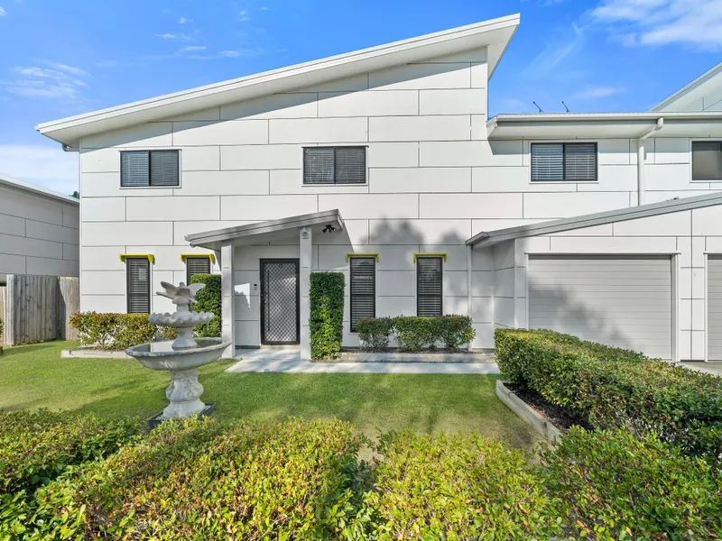 STUNNING TOWNHOUSE | PERFECT FOR THOSE WHO WANT MODERN, LOW-MAINTENANCE LIVING - RIGHT ACROSS FROM CANTERBURY COLLEGE