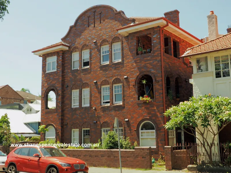 Modern Art Deco Beachside Unit