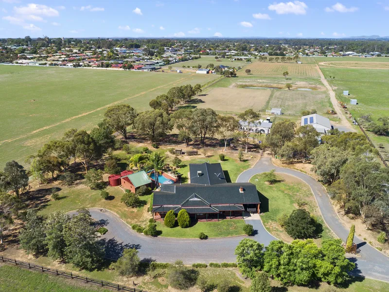 20 ACRE HOBBY FARM IN URBAN ARES (SUITABLE FOR SUBDIVISION)