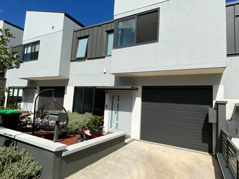 Cosy 3 bedroom Residence located in a quiet street for lease!