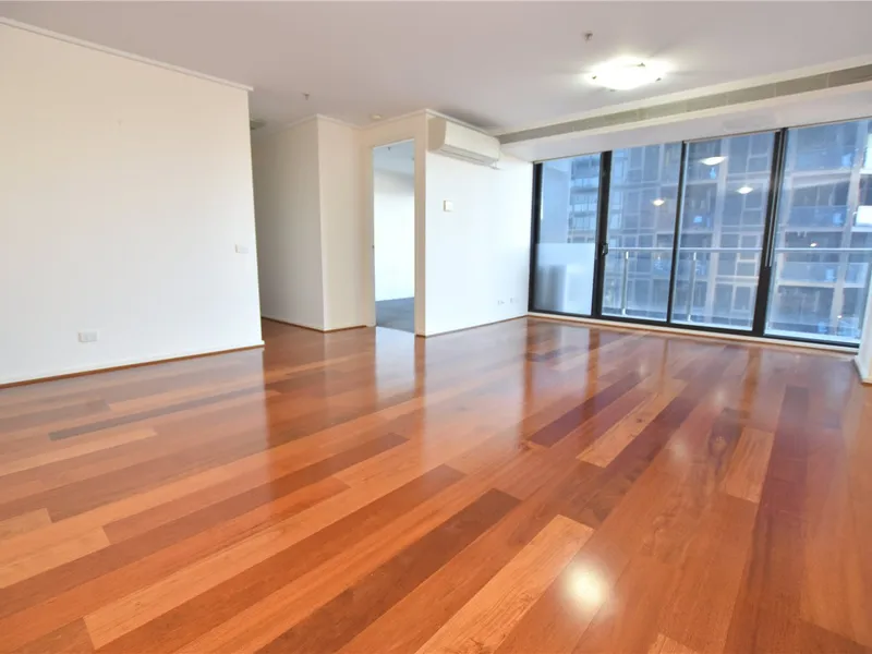 City Tower: Elegant Two Bedroom Apartment in Perfect Location!