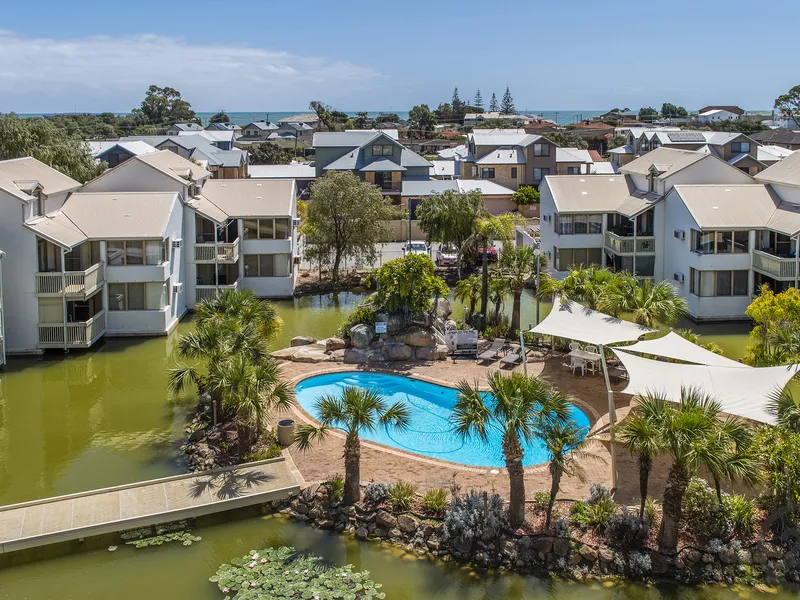 BEAUTIFULLY FURNISHED 3 BEDROOM 2 BATHROOM APARTMENT WITH POOL VIEWS