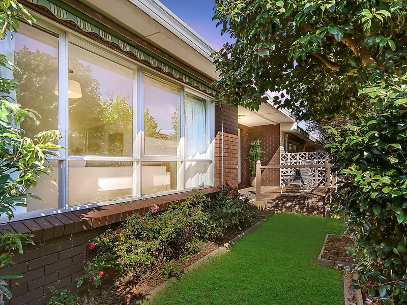 Stylish beach retreat steps from Main St shops 