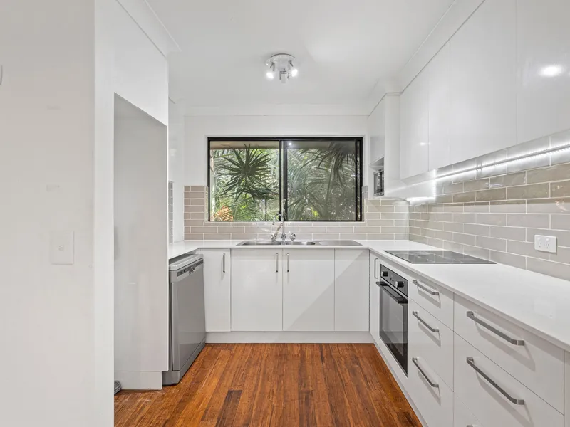 Charming 2-Bedroom, Top Floor Apartment in Palm Beach