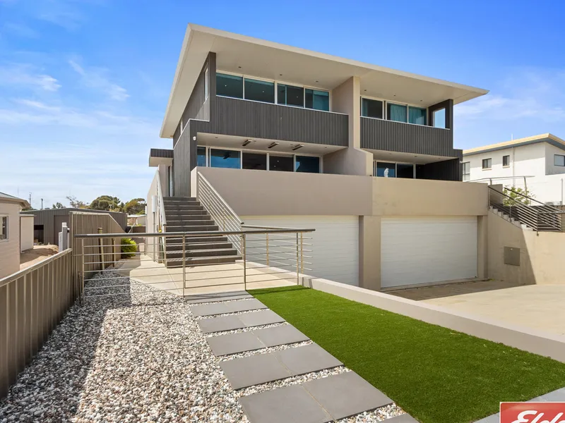 Luxury Townhouse - 100m from the Beach