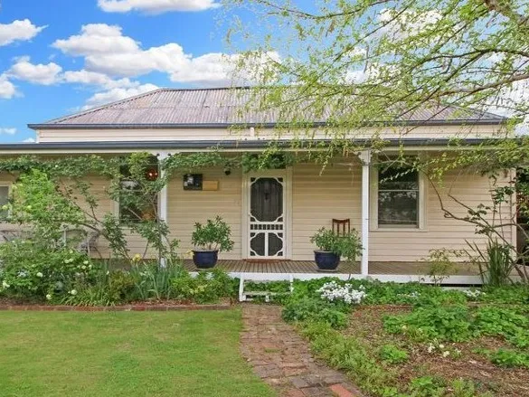 Timeless character cottage just a short walk to town