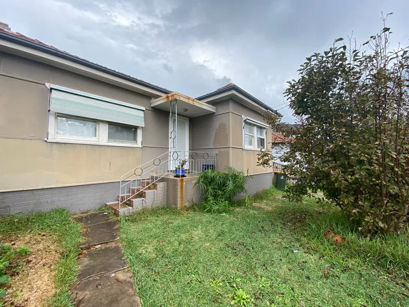 3 Bedroom House in quiet street, close to station and Stockland