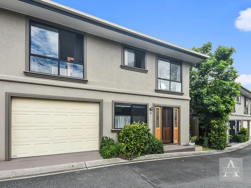 Stylish Townhouse walking distance to amenities