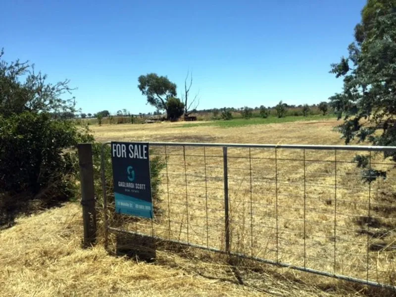 1 ACREAGE LIFESTYLE PROPERTY 