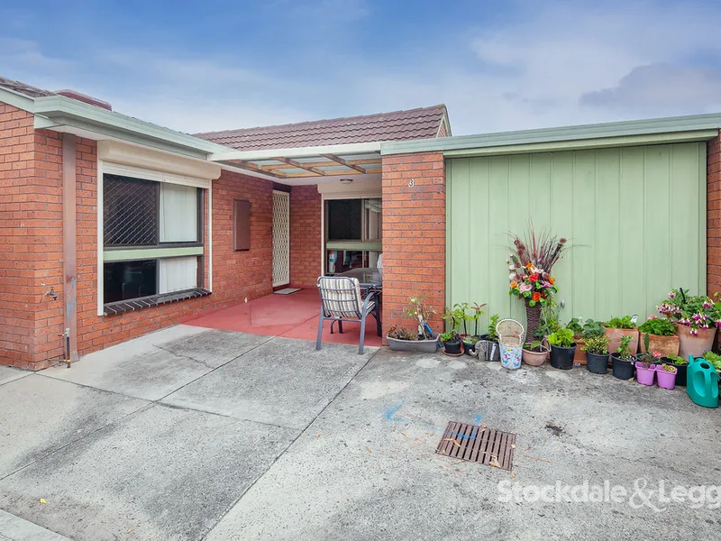 SPACIOUS 2 BEDROOM UNIT IN SMALL COMPLEX - AUCTION THIS SATURDAY AT 11AM