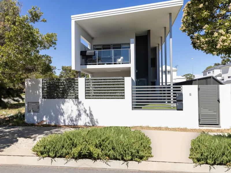 EASY-CARE PARKSIDE LIVING – IN THE HEART OF IT ALL