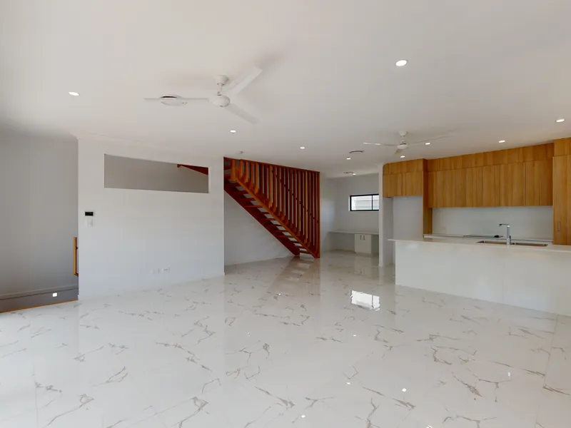LUXURIOUS TOWNHOUSE IN ENVIABLE LOCATION!