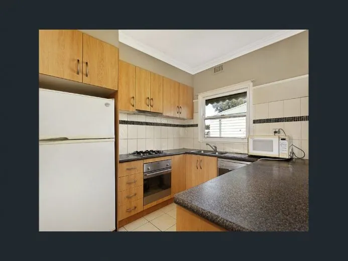 Opposite to Latrobe University --Three bed room house is Ready for Rent