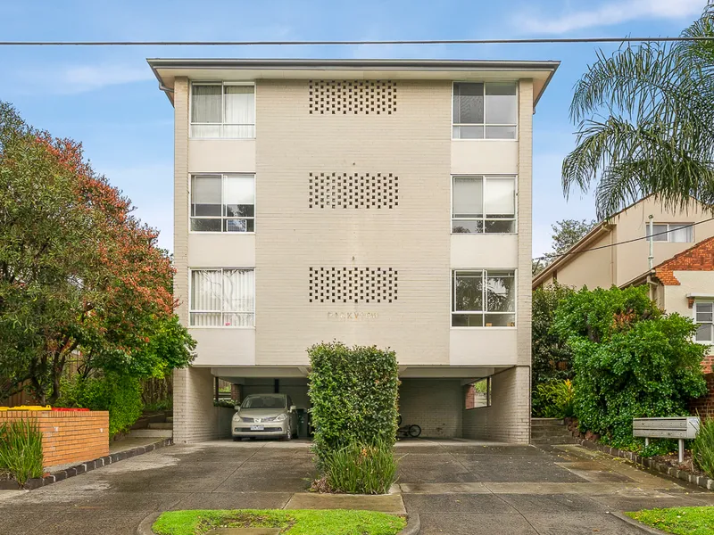 LIGHT-FILLED APARTMENT IN PRIME LOCATION!