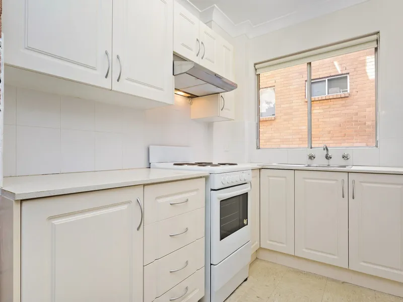 Beautifully updated two bedroom unit in an excellent location with everything you need on your doorstep!