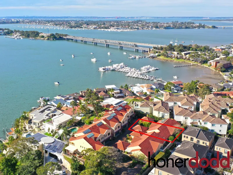 SPACIOUS VILLA IN PRIVATE WATERSIDE LOCALE