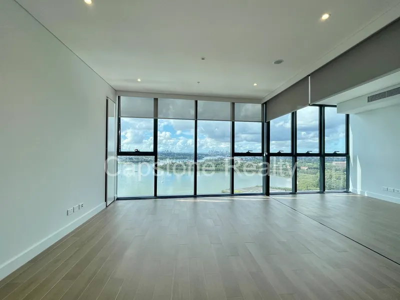 Stunning View |Winter Gardon | All timber floor| Bathroom x 2.5 with Bathtub | Walk-in Laundry | LARGE Kitchen | Great Light & Space 
