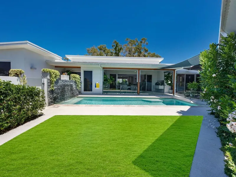 Mudjimba Beach House - Large Private Block, Massive Shed & Style Galore