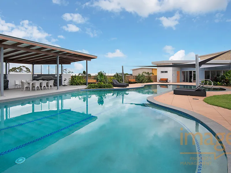 Stunning Townhouse - Complex with Lagoon Style Pool!