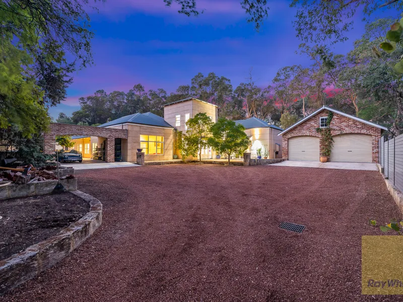 DUAL LIVING DREAM IN THE HEART OF MUNDARING