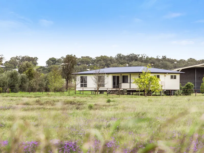 BEAUTIFUL ACREAGE HOME - OAKEY