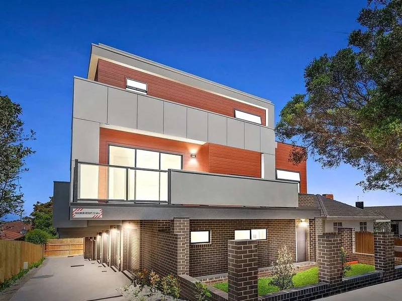 MODERN TOWNHOUSE!!