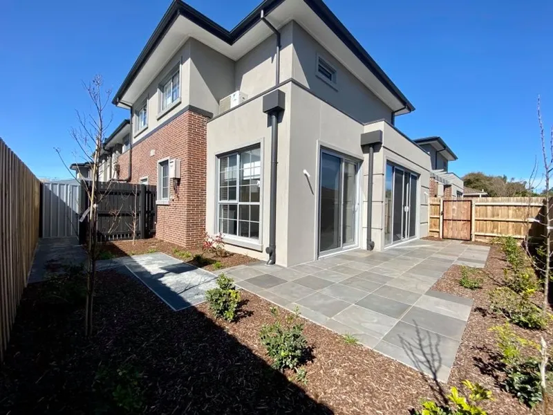 BRAND NEW THREE BEDROOM, TWO BATHROOM TOWNHOUSE IN THE PERFECT LOCATION! | HODGES CAULFIELD
