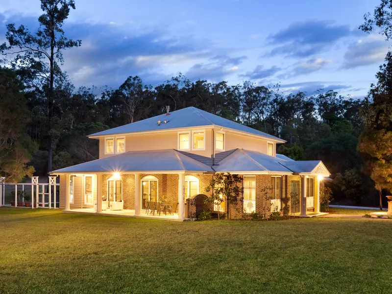 CLASSIC ARCHITECTURE - EXTREMELY PRIVATE