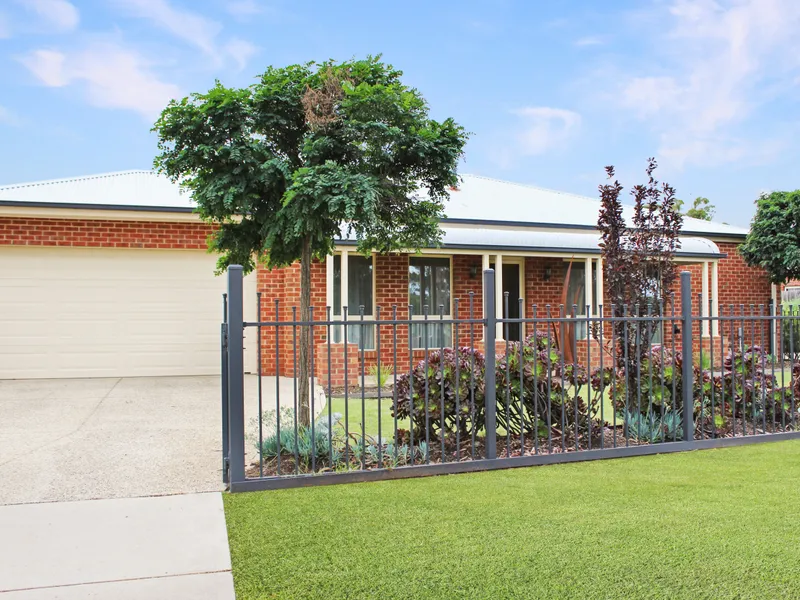 THREE BEDROOM WITH EASY ACCESS TO MELBOURNE