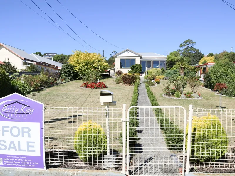 Quaint Cottage Style on Large block of land.  Close to CBD for shopping.
