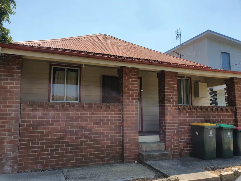 WALK TO NEWCASTLE UNI - 3 BEDROOMS AVAILABLE NOW