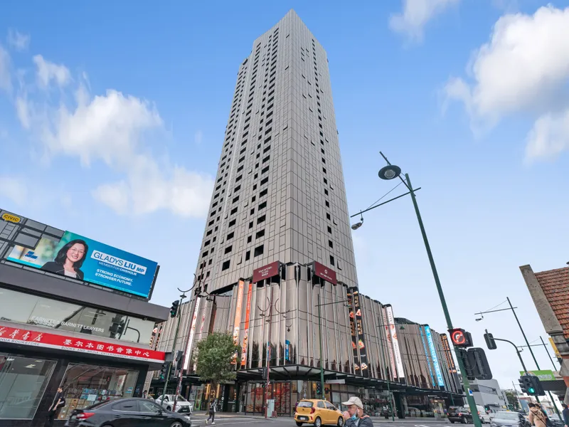 Stunning 3 bedroom and 2 bathroom apartment at SKYONE!! - with two car parks