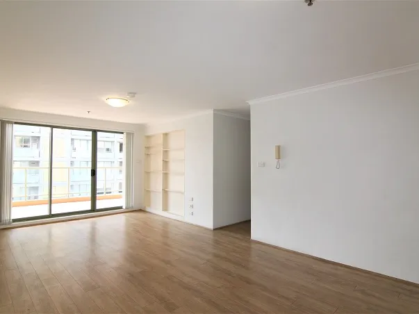 Well-maintained 3 bedroom apartment with floorboards