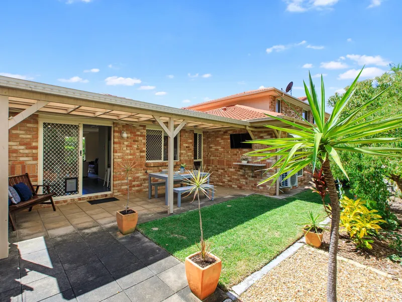 RARE PRIVATE BAYSIDE LOWSET