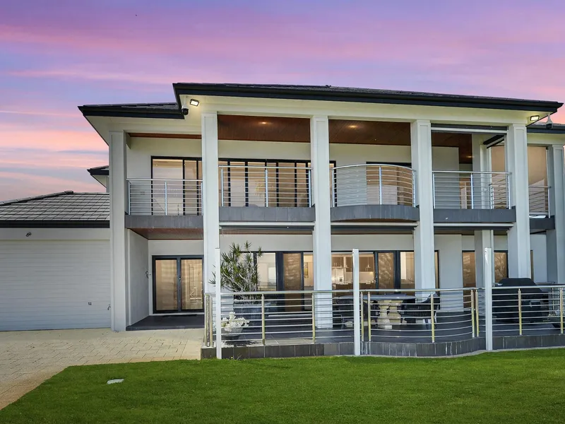 Absolute Beachfront Locale !