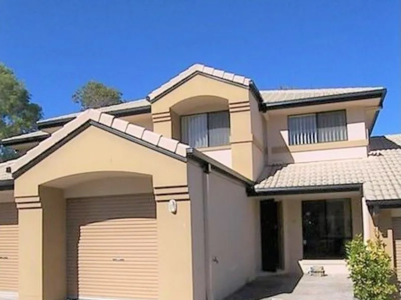 READY TO MOVE IN OR RENT OUT - BRAND NEW CARPET UPSTAIRS, TIMBER LOOK VINYL DOWNSTAIRS ONLY $34 P/W BODY CORP.