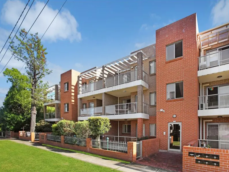 SPACIOUS & MODERN UNIT FOR A GREAT PRICE!