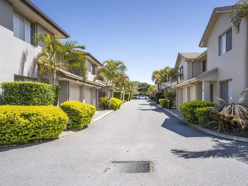 AIR CONDITIOND 3 BR TOWNHOUSE