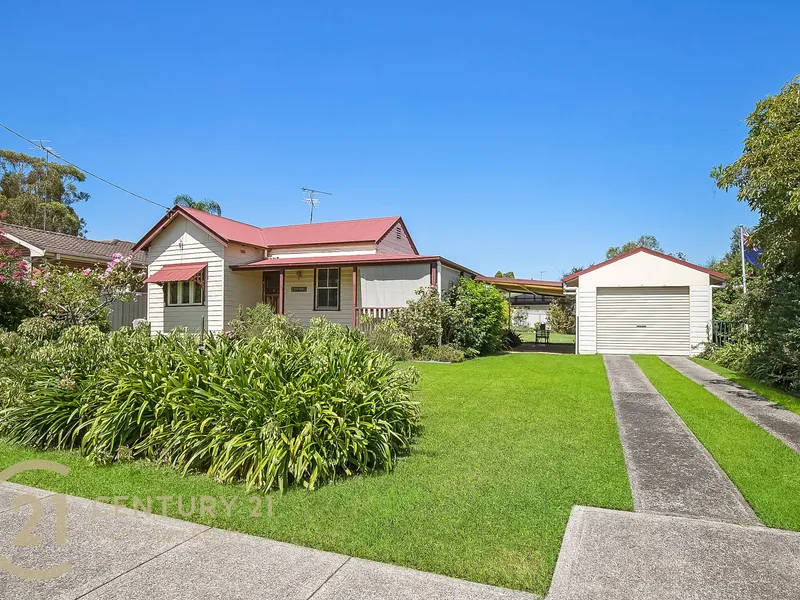 Cottage style three bedroom home on HUGE block!!