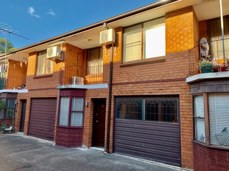 FULLY RENOVATED TOWN HOUSE 